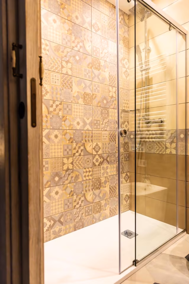 Il bagno privato con doccia delle camere di La Rondine