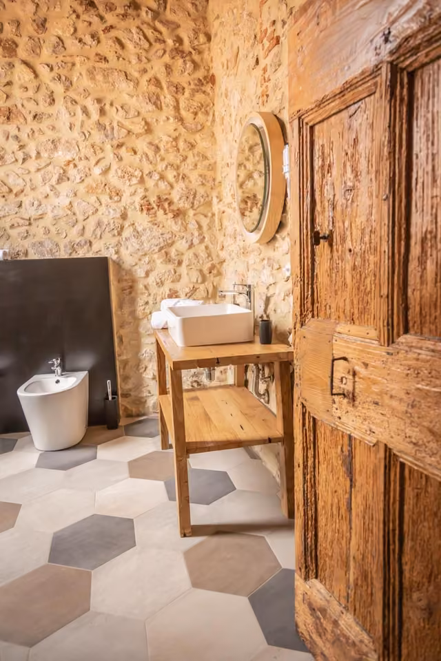 La Rondine — bagno con lavandino e specchio